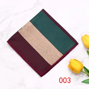 Elegantes Einstecktuch mit stilvollem dreifarbigem Blockdesign für Business-Anzüge.