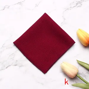 Burgunderrotes Waffelstrick Einstecktuch Detail für Herren, elegantes einfarbiges Tuch.