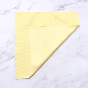 Nahaufnahme Detail des gelben Strick-Baumwoll-Einstecktuchs mit feiner weißer Randnaht.