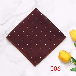 Burgunderrotes gepunktetes Einstecktuch für Herren, klassisches Business Anzug Accessoire.