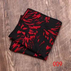 Schwarzes und rotes besticktes Herren Einstecktuch Anzug Taschentuch Detail Ansicht