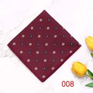 Detailaufnahme des burgunderroten Einstecktuchs mit elegantem geometrischem Muster und Kante.