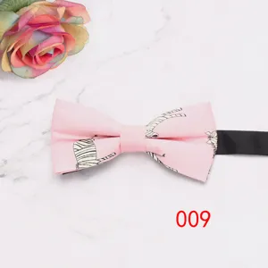 Noeud papignon rose motif zebre homme mariage costume formel accessoire de detail vue