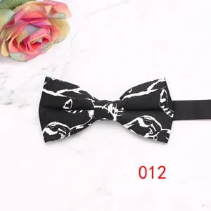 Nœud papillon pour homme à motif floral abstrait noir et blanc, idéal pour mariage.