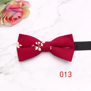 Nœud papillon floral rouge pour homme, parfait pour mariage, marié et événements formels.