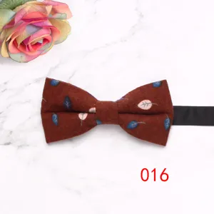 Noeud papillon marron à motif de feuilles, accessoire de mariage élégant pour homme et marié.