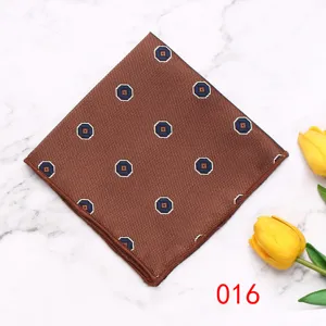 Nahaufnahme des braunen geometrischen Einstecktuchs, elegantes Anzug-Accessoire für Herren.