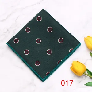 Nahaufnahme des dunkelgrünen Einstecktuchs mit elegantem geometrischem Achteckmuster Design.