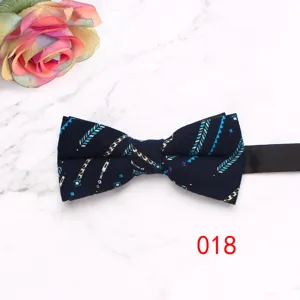 Vue détaillée d'un nœud papillon bleu foncé élégant à motifs géométriques pour mariages.