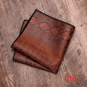 Herren formeller Business Anzug Einstecktuch mit braunem Schlangenleder Print Stoff Detailansicht