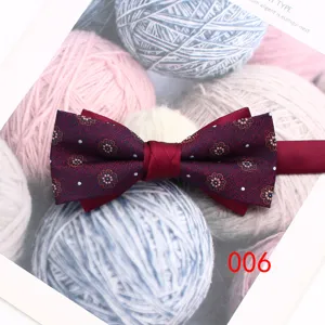 Rote Herren Fliege mit Blumenmuster, elegantes Detail für Hochzeit und Business Anlass.
