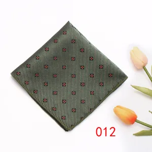 Pochette da uomo verde scuro con motivi geometrici dettaglio accessorio elegante