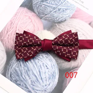 Klassische burgunderrote Fliege mit geometrischem Muster für Herren Hochzeit und Anzug.
