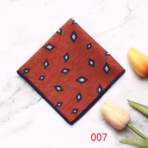 Detailopname van een rode herenpochet met een klassiek blauw ruitjespatroon in retrostijl.