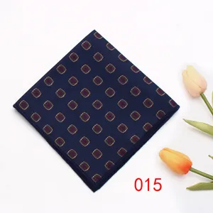Taschino da uomo blu scuro con motivo geometrico, accessorio elegante per matrimonio e affari.