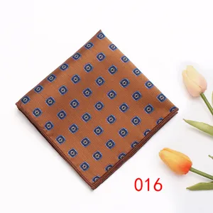 Vista dettagliata pochette marrone fantasia per uomo vestito affari matrimonio accessorio formale.