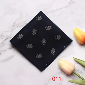 Gedetailleerd overzicht van een donkerblauwe pochet met geometrisch patroon en tulpen.
