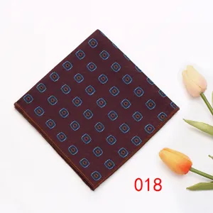 Taschino da uomo elegante bordeaux con motivo geometrico blu per abito formale e cerimonia.