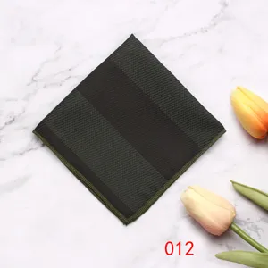 Heren pochet in Britse stijl met klassiek streepjespatroon voor formele pakken en zakelijk.