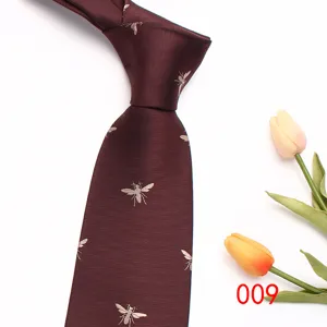 Dettaglio ravvicinato di una cravatta da uomo bordeaux con elegante ricamo d'api.