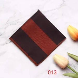 Klassiek heren kostuum pochet met streepontwerp, elegante stoffen zakdoek access.