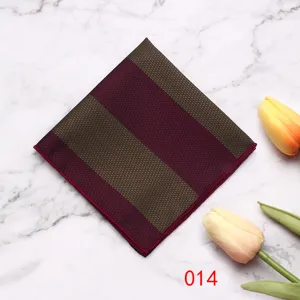 Detailopname van een bruin-bordeaux gestreepte herenzakdoek op marmeren achtergrond.