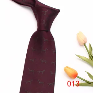 Elegante cravatta da uomo bordeaux con motivo a spina di pesce e cani per abiti formali e affari.