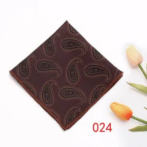 Vista dettagliata della pochette da uomo marrone con motivo Paisley, elegante accessorio.