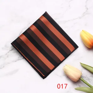 Gedetailleerd uitzicht van het zwart-bronzen gestreepte pochet op marmer met tulpenbloem.