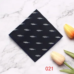 Gedetailleerd overzicht van een donkerblauwe pochet met een fijn klein visjespatroon.