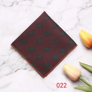 Gedetailleerde close-up van een heren retro visgraat pochet met groen paardenpatroon.
