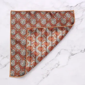 Gedetailleerd overzicht van heren vintage paisley pochet met oranje rand en gestreepte achterkant.