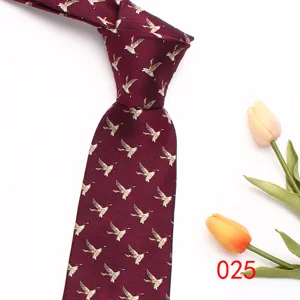 Cravatta da uomo vintage con motivo di anatre in seta tessuta, elegante cravatta bordeaux.