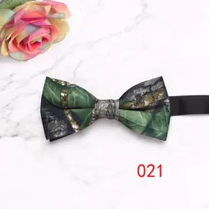 Vue détaillée d'un nœud papillon camouflage pour homme avec sangle noire, accessoire élégant.