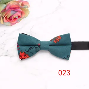 Nœud papillon floral homme pour mariage en tissu avec sangle noire réglable en détail.