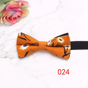 Vue détaillée du nœud papillon homme floral orange avec marguerites, accessorio élégant.