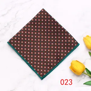 Nahaufnahme von Vintage geometrischen Muster Einstecktuch für Herren Anzug elegante Mode.