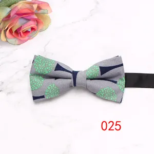 Noeud papillon homme gris avec motif vert et bleu, accessoire formel de mariage vue de detail.