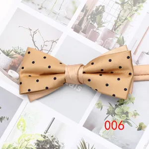 Classico papillon da uomo color champagne a pois blu scuro per abiti da lavoro e matrimoni.