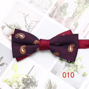Farfallino da uomo bordeaux con fantasia paisley, elegante accessorio per abito da sposa.