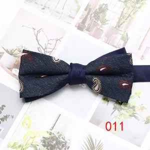 Classico farfallino blu scuro con fantasia paisley da uomo, accessorio elegante per matrimonio.