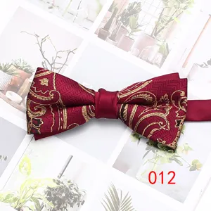 Farfallino da uomo bordeaux con elegante motivo cachemire dorato per abiti formali.