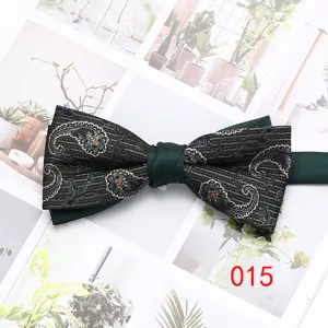 Vista dettagliata di un elegante papillon verde scuro con motivo cachemire per abiti da uomo.