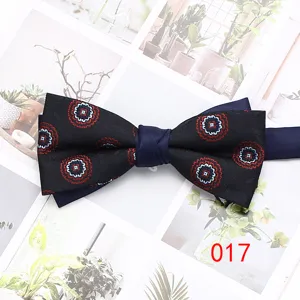 Elegante papillon da uomo con motivo classico, ideale per abiti da sposo e affari formali.