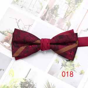 Farfallina rossa da uomo con motivo elegante e strisce diagonali dorate per abiti da sposa.
