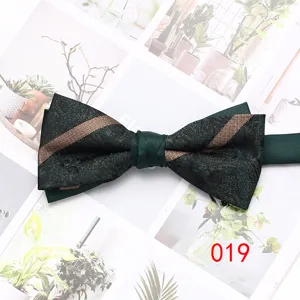 Cravatta a farfalla verde elegante da uomo con motivo a righe per affari e matrimonio