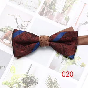 Elegante papillon uomo con fantasia cachemire e banda blu per abito da sposa dettaglio