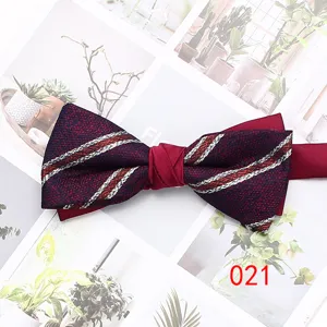 Elegante papillon da uomo bordeaux a righe perfetto per abiti formali e matrimoni.