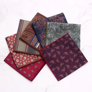 Vista detallada de multiples panuelos de bolsillo para traje de hombre con estilo.