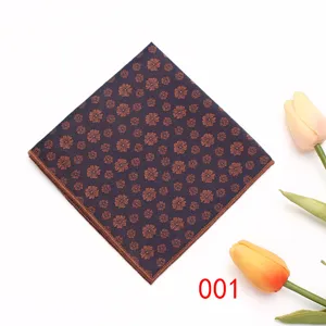 Vista detallada de pañuelo de bolsillo vintage para hombre con flores y borde contrastante.